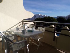 Outdoor dining - Studio cabin with pool, close to beach and shops (La Grande-Motte)