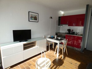 Microwave, oven, stovetop, coffee/tea maker - Family-Friendly Studio with Pool, Near Beach & Shops - La Grande-Motte (La Grande-Motte)