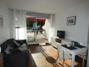 TV - Family-Friendly Studio with Pool, Near Beach & Shops - La Grande-Motte (La Grande-Motte)