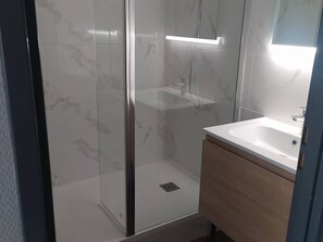 Bathroom - Family-Friendly Studio with Pool, Near Beach & Shops - La Grande-Motte (La Grande-Motte)