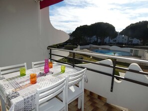 Outdoor dining - Family-Friendly Studio with Pool, Near Beach & Shops - La Grande-Motte (La Grande-Motte)