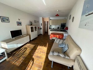 TV - 2 Rooms, Cabin, Pool View, Near Beach and Shops (La Grande-Motte)