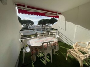 Outdoor dining - 2 Rooms, Cabin, Pool View, Near Beach and Shops (La Grande-Motte)