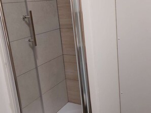 Bathroom - 2 Rooms, Cabin, Pool View, Near Beach and Shops (La Grande-Motte)