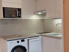 Fridge, microwave, stovetop, dishwasher - Studio cabin with pool, air conditioning, garage, 300m from beach (La Grande-Motte)