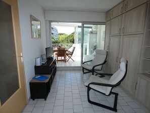 TV - Studio cabin with pool, air conditioning, garage, 300m from beach (La Grande-Motte)