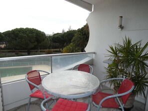 Outdoor dining - Sunny 2-Room Apartment with Pool, Near Shops and Beach, Parking Included (La Grande-Motte)