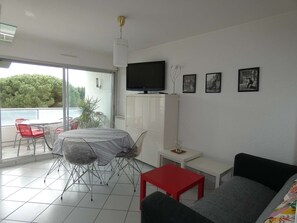 TV - Sunny 2-Room Apartment with Pool, Near Shops and Beach, Parking Included (La Grande-Motte)