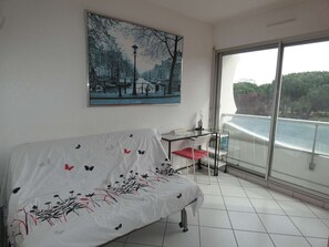 1 bedroom - Sunny 2-Room Apartment with Pool, Near Shops and Beach, Parking Included (La Grande-Motte)