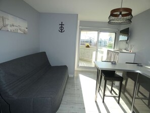 TV - Charming Studio Steps from the Beach with Parking and Wi-Fi (La Grande-Motte)