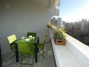 Outdoor dining - Charming Studio Steps from the Beach with Parking and Wi-Fi (La Grande-Motte)