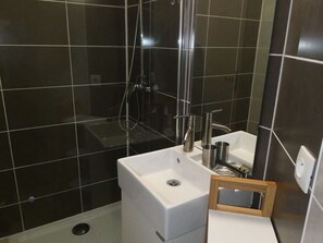 Bathroom - Charming Studio Steps from the Beach with Parking and Wi-Fi (La Grande-Motte)