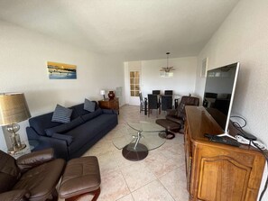 TV - 3-Bedroom Apartment, Pool, Near Beach, Wi-Fi, Garage (La Grande-Motte)