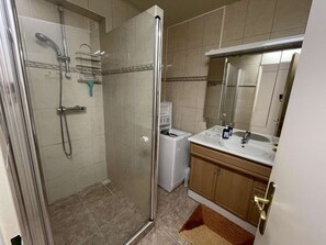 Bathroom - 3-Bedroom Apartment, Pool, Near Beach, Wi-Fi, Garage (La Grande-Motte)