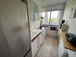 Refrigerador, microondas, lavavajillas y cafetera y tetera 