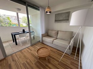 TV - Luxury A/C Apartment Near Beach and Shops - 2 Rooms, Parking, High-Quality Amenities (La Grande-Motte)