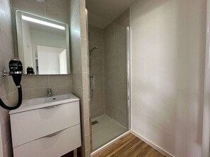 Hair dryer - Luxury A/C Apartment Near Beach and Shops - 2 Rooms, Parking, High-Quality Amenities (La Grande-Motte)
