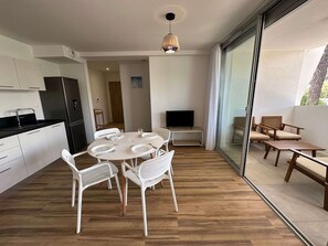 Dining - Luxury A/C Apartment Near Beach and Shops - 2 Rooms, Parking, High-Quality Amenities (La Grande-Motte)
