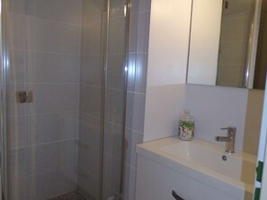 Bathroom - Cozy Studio with Pool Access, Near Beach and Shops, Sleeps 4, Private Parking (La Grande-Motte)