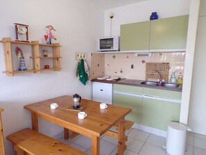 Microwave, stovetop, coffee/tea maker - Cozy Studio with Pool Access, Near Beach and Shops, Sleeps 4, Private Parking (La Grande-Motte)