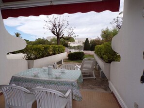 Outdoor dining - Cozy Studio with Pool Access, Near Beach and Shops, Sleeps 4, Private Parking (La Grande-Motte)