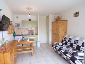 TV - Cozy Studio with Pool Access, Near Beach and Shops, Sleeps 4, Private Parking (La Grande-Motte)