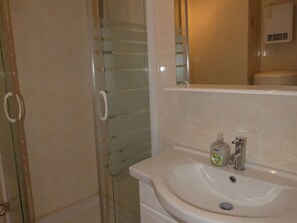 Bathroom - Modern studio cabin near beach and shops with private parking (La Grande-Motte)