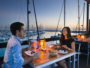 Outdoor dining - Modern studio cabin near beach and shops with private parking (La Grande-Motte)