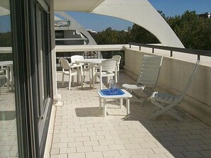 Outdoor dining - Lovely 3-room apartment with large terrace, near beach, parking and WIFI (La Grande-Motte)