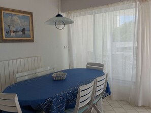 Dining - Lovely 3-room apartment with large terrace, near beach, parking and WIFI (La Grande-Motte)