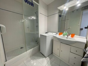 Bathroom - Comfortable 2-room villa near beach, quiet, private parking (La Grande-Motte)