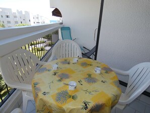 Outdoor dining - Charming Studio by Beach with Private Parking and Garden Views (La Grande-Motte)