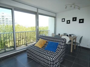 TV - Charming 2-Room Apartment with Pool, Near Beach, Sleeps 5 (La Grande-Motte)