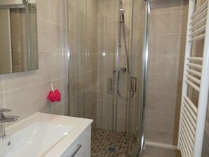 Bathroom - Apartment near the beach with pool and parking (La Grande-Motte)