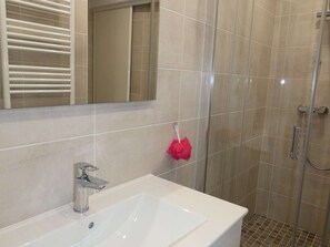 Bathroom - Apartment near the beach with pool and parking (La Grande-Motte)