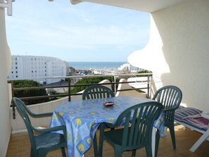 Outdoor dining - Apartment near the beach with pool and parking (La Grande-Motte)