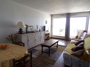 TV - Apartment near the beach with pool and parking (La Grande-Motte)