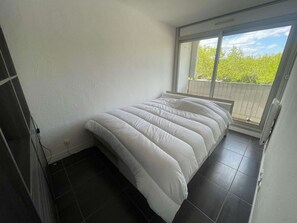 1 bedroom - 2 rooms with pool, near beach, parking, 4 ppl (La Grande-Motte)