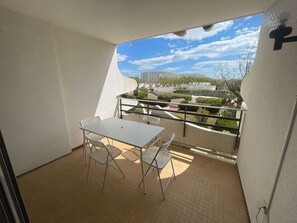 Outdoor dining - 2 rooms with pool, near beach, parking, 4 ppl (La Grande-Motte)
