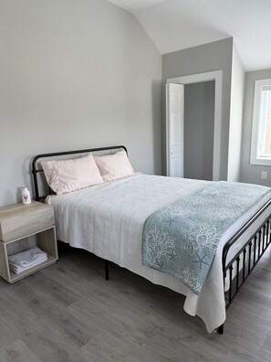 Tabla de planchar con plancha, wifi y ropa de cama 