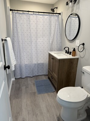 Douche, sèche-cheveux, bidet, serviettes fournies