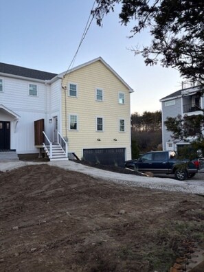 Exterior - New build. 3 bedroom house walking distance to York Beaches. (York)