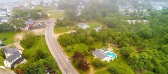 New build. 3 bedroom Townhouse walking distance to York Beaches.