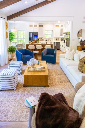 Smart TV, fireplace, books - 4BR Lake Norman Retreat  Private Cove + Luxury Lakefront Living (Troutman)