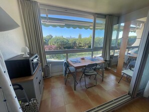 Interior - Studio Cabin with Pool View, Private Parking (La Grande-Motte)