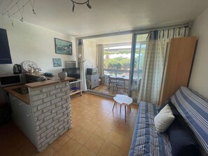 TV - Studio Cabin with Pool View, Private Parking (La Grande-Motte)