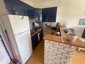 Fridge, microwave, stovetop, coffee/tea maker - Studio Cabin with Pool View, Private Parking (La Grande-Motte)