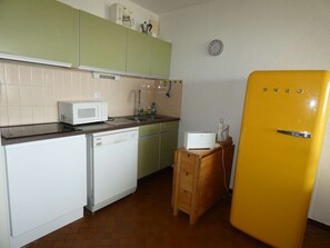 Mikrowelle, Herdplatte, Geschirrspüler