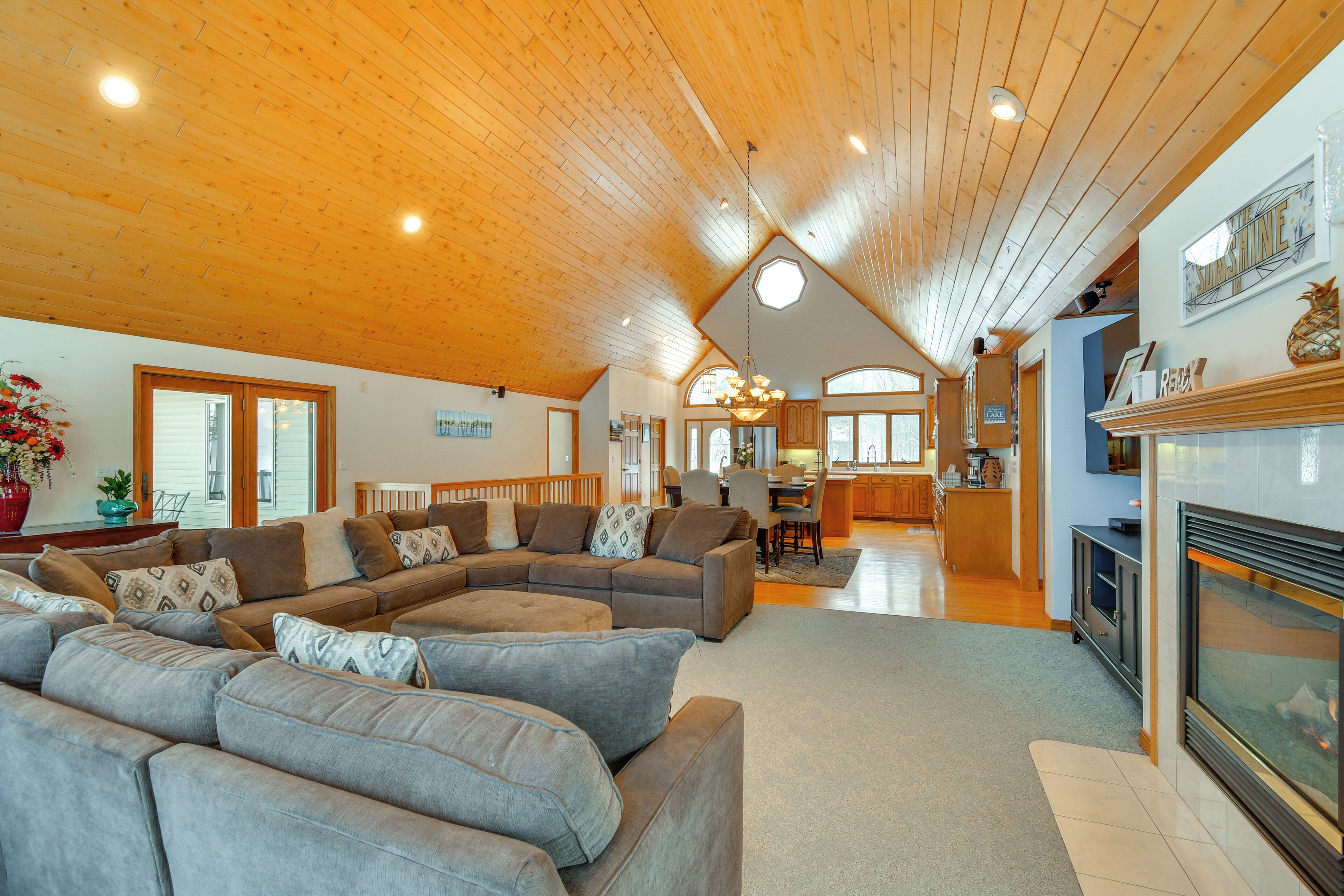 8 Bedrooms 14 Beds 5 Full Bath Lakefront Home W/hot Tub & Fire Pit, Sleeps 25! - Gladwin, MI