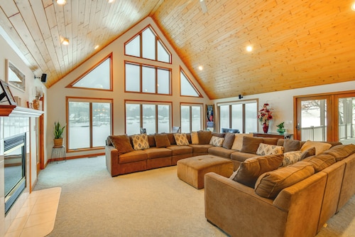 8 Bedroom 5 full bath lakefront home with hot tub and fire pit, sleeps up to 25!